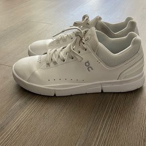 Women’s On cloud sneakers “the roger”, barely worn,9 1/2. See pix for details